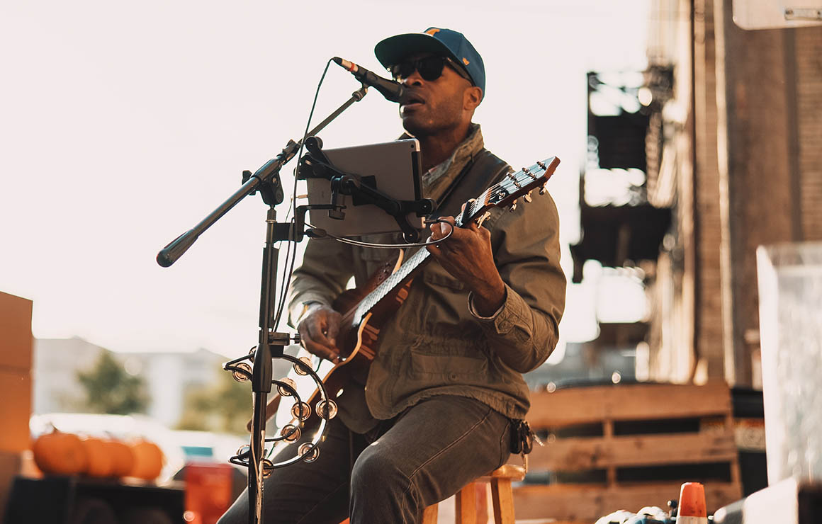 Joe Wray Tunes@Noon Milwaukee Downtown